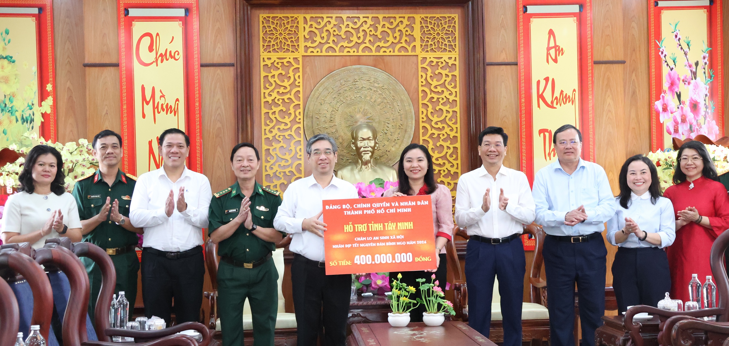 TPHCM chúc Tết, trao hơn 2 tỉ đồng chăm lo an sinh cho tỉnh Tây Ninh - Ảnh 3.