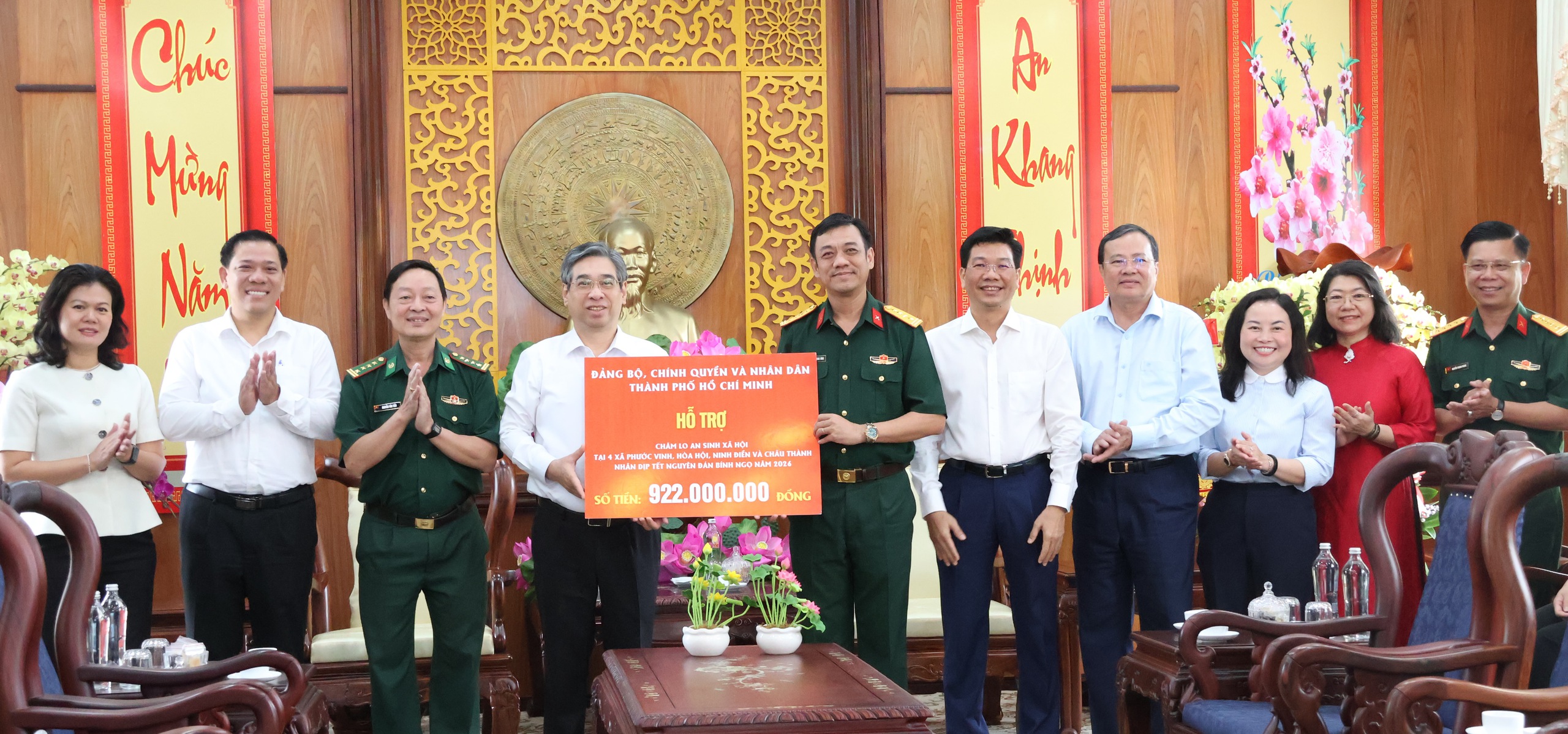 TPHCM chúc Tết, trao hơn 2 tỉ đồng chăm lo an sinh cho tỉnh Tây Ninh - Ảnh 4.