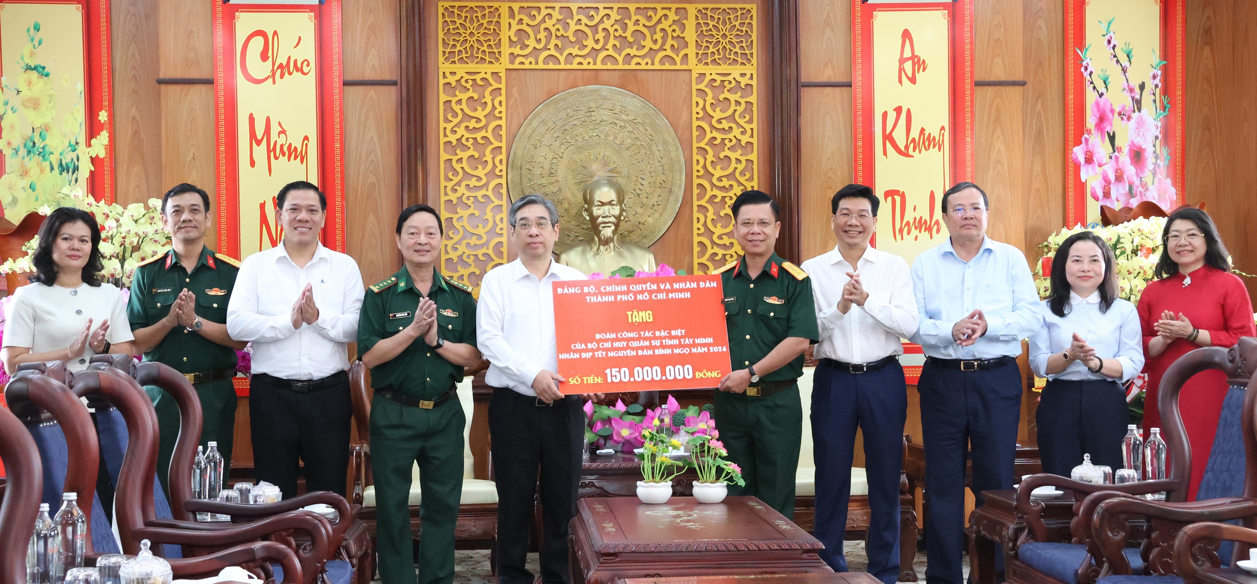 TPHCM chúc Tết, trao hơn 2 tỉ đồng chăm lo an sinh cho tỉnh Tây Ninh - Ảnh 5.