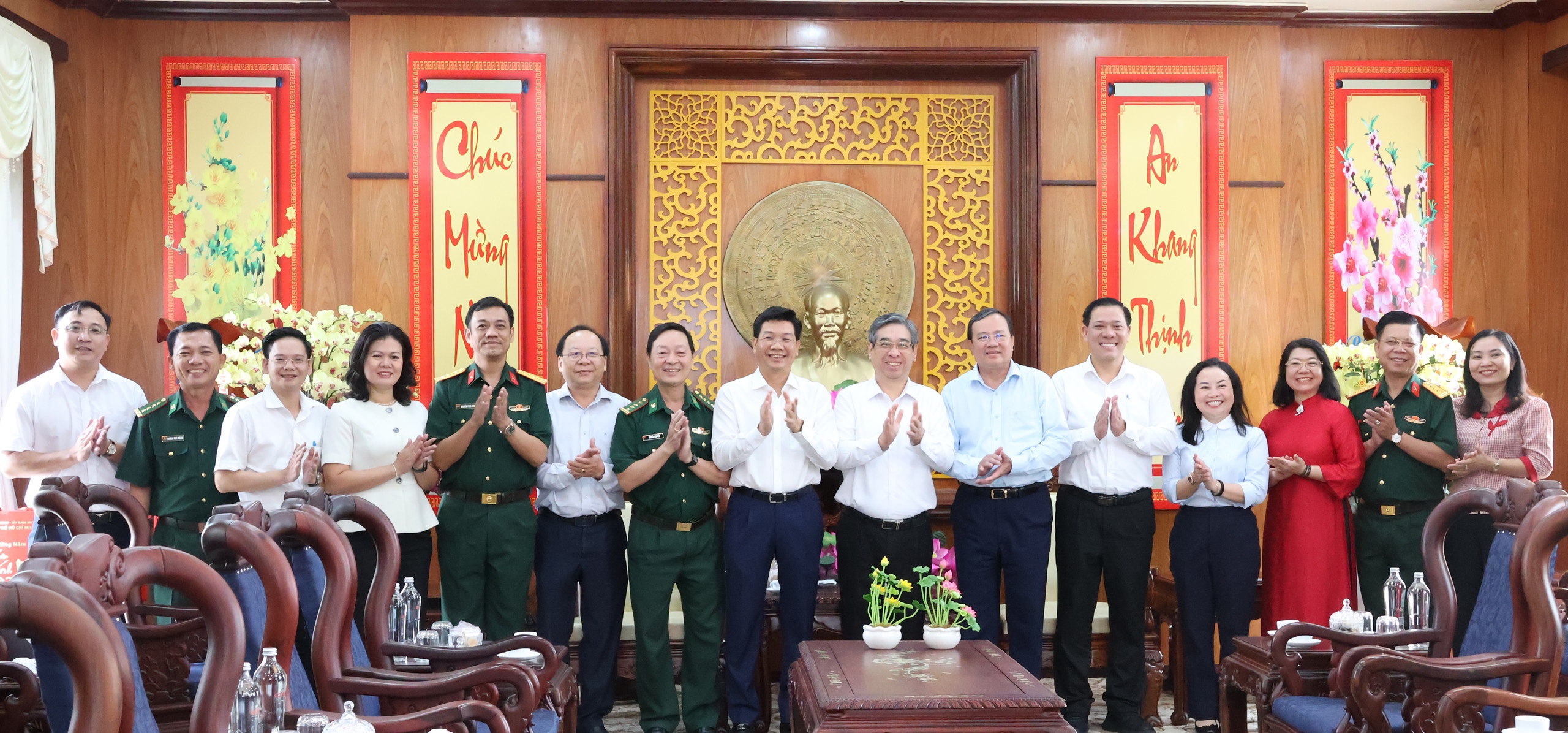 TPHCM chúc Tết, trao hơn 2 tỉ đồng chăm lo an sinh cho tỉnh Tây Ninh - Ảnh 6.