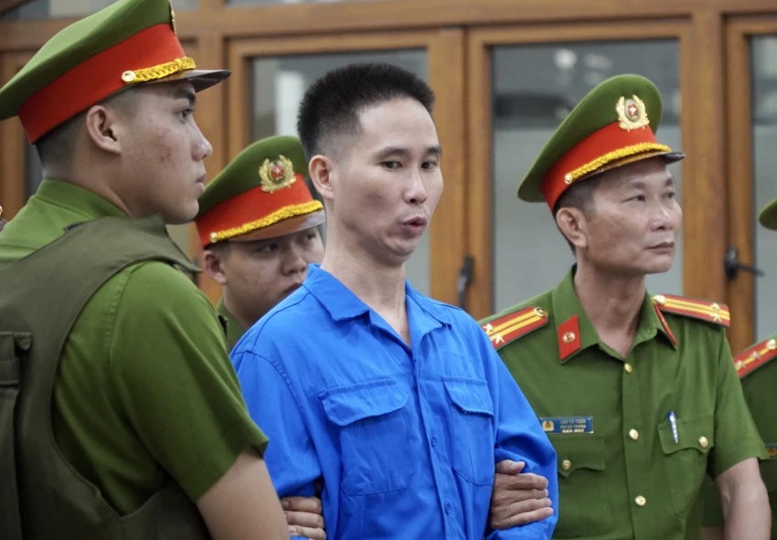 Thảm án 3 người tử vong ở Đồng Nai: Lạnh người nụ cười thản nhiên và biểu cảm khó hiểu của Lê Sỹ Tùng khi bị tuyên án tử hình- Ảnh 2.