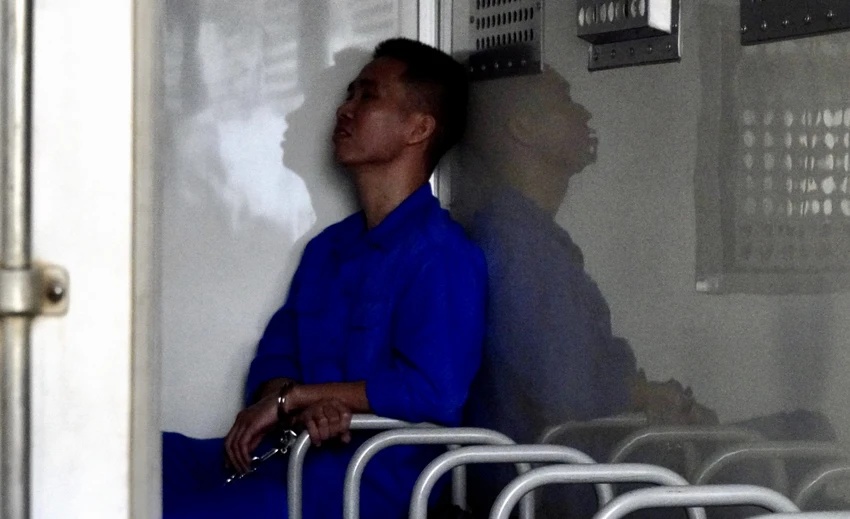 Thảm án 3 người tử vong ở Đồng Nai: Lạnh người nụ cười thản nhiên và biểu cảm khó hiểu của Lê Sỹ Tùng khi bị tuyên án tử hình- Ảnh 3.