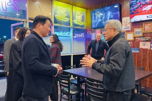 Bữa gà rán tỷ USD của ông Jensen Huang: Bữa ăn bình dân giúp NVIDIA đi đầu trong bão chíp nhớ như thế nào- Ảnh 2.