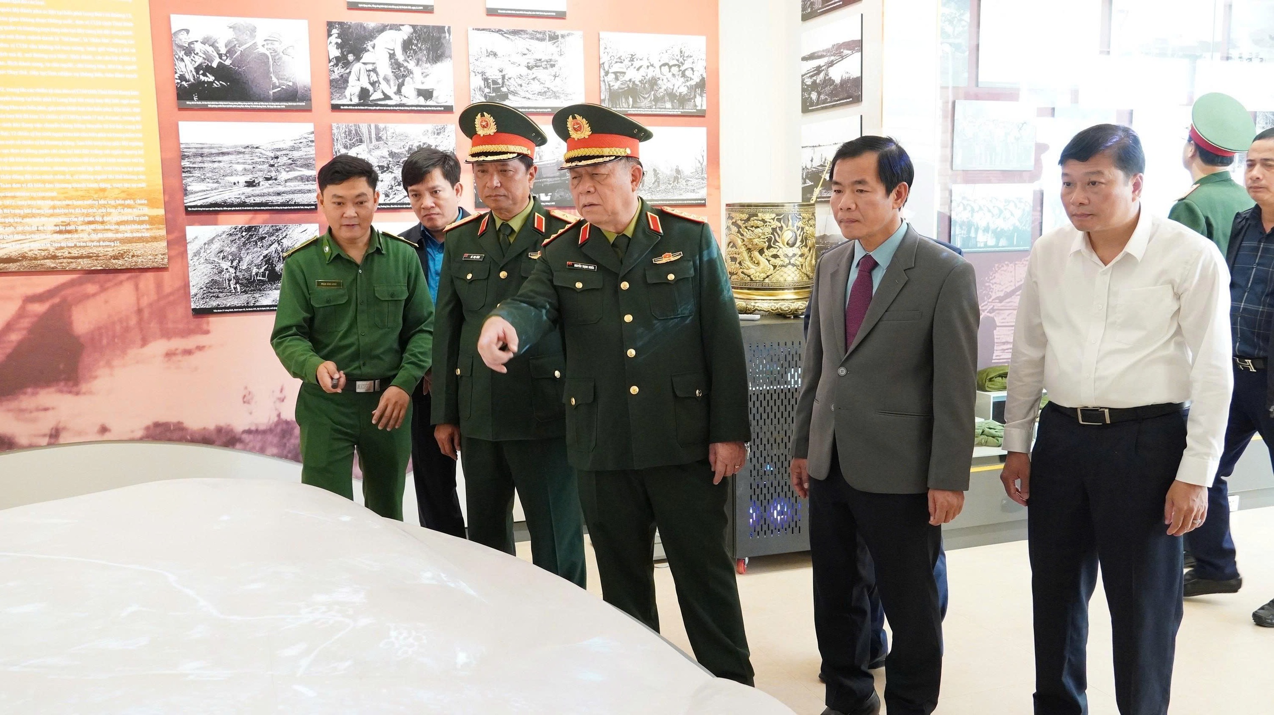 Đại tướng Nguyễn Trọng Nghĩa thăm, chúc Tết tại Quảng Trị - Ảnh 3.