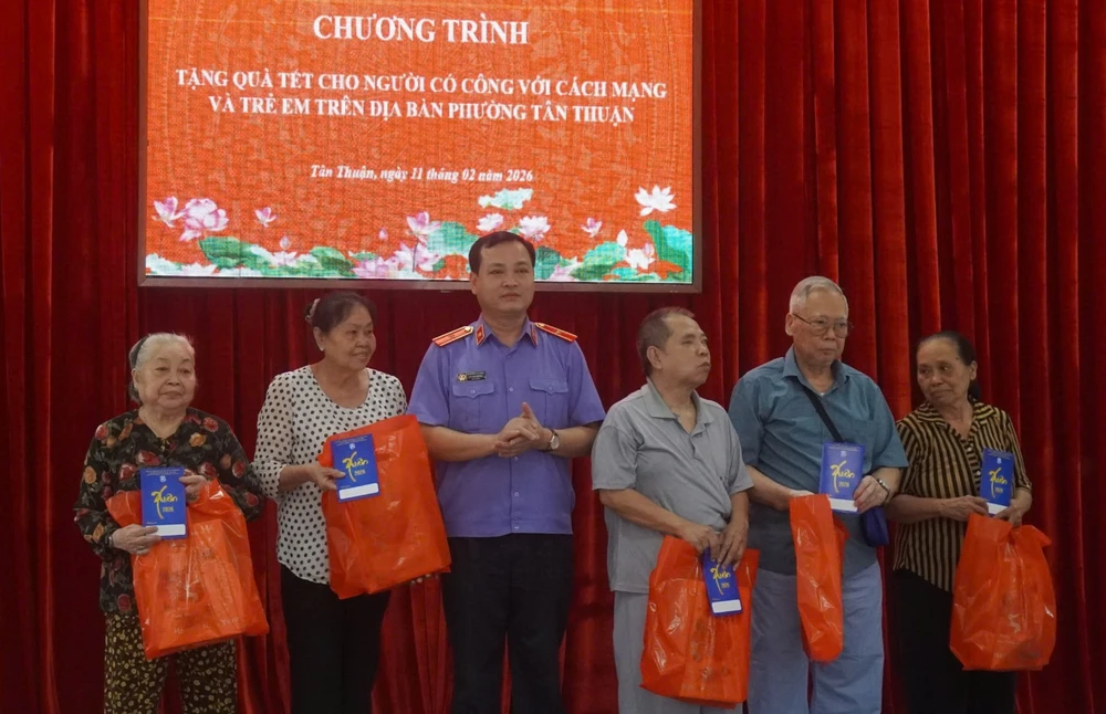 vien-truong-vksnd-tp-hcm-chung-tay-cham-lo-tet-cho-nguoi-co-cong-va-tre-em-tai-phuong-tan-thuan-7.jpg
