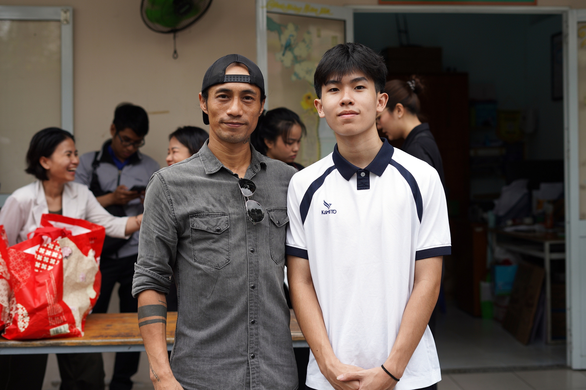 Tay vợt trẻ Tống Nhật Minh gây sốt khi đấu giá vợt pickleball được trăm triệu, giúp các bệnh nhi nghèo ăn Tết ấm áp- Ảnh 8.