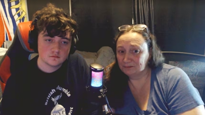 Darian Quist (trái) và mẹ là bà Shelley Quist trả lời phỏng vấn truyền thông. Ảnh: National