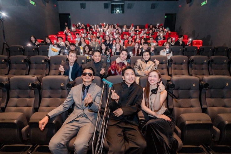 Tuấn Trần phải chống nạng vào rạp chiếu. 