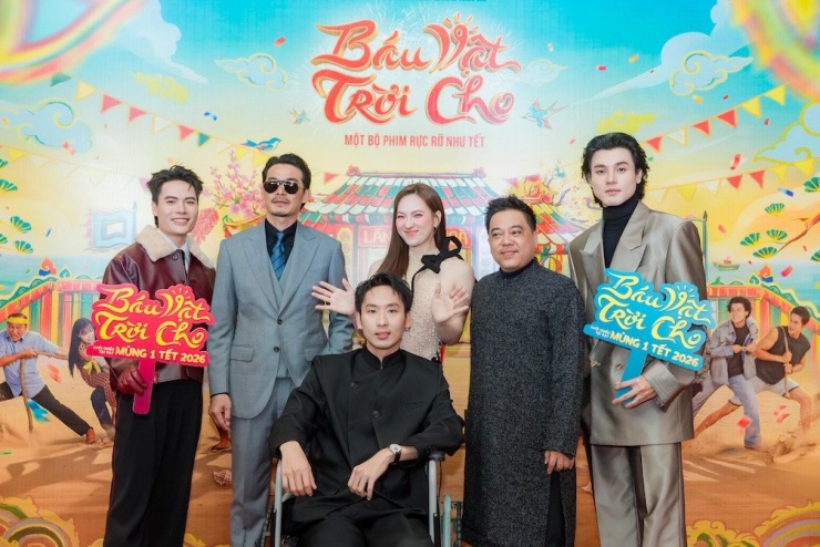 Phương Anh Đào cùng ê-kíp "Báu vật trời cho" tại buổi công chiếu ở Hà Nội. 