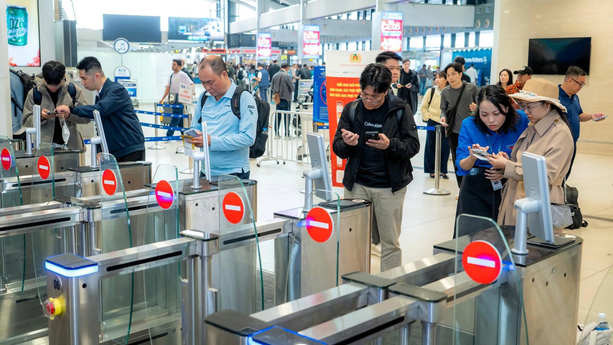 Tin vui cho cả nước: Hành khách chỉ tốn 10 phút để làm thủ tục bay thần tốc tại ga T3 dịp cao điểm Tết- Ảnh 5.