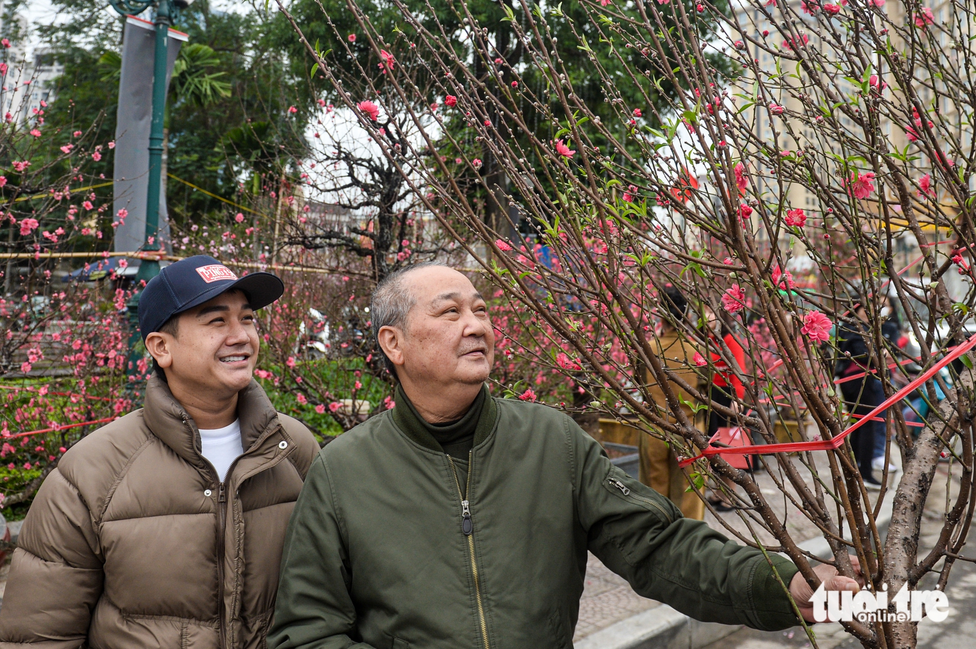 Quất 3 triệu đồng/cây đắt khách, đào 1,4 triệu đồng/cành khách lắc đầu bỏ đi - Ảnh 5.