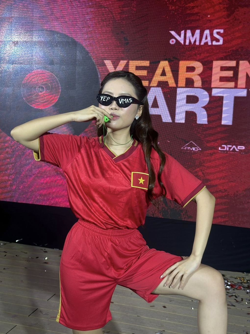 Phương Mỹ Chi mượn đồ Tóc Tiên diễn Rock thiệp hồng gây sốt tiệc tất niên - 2