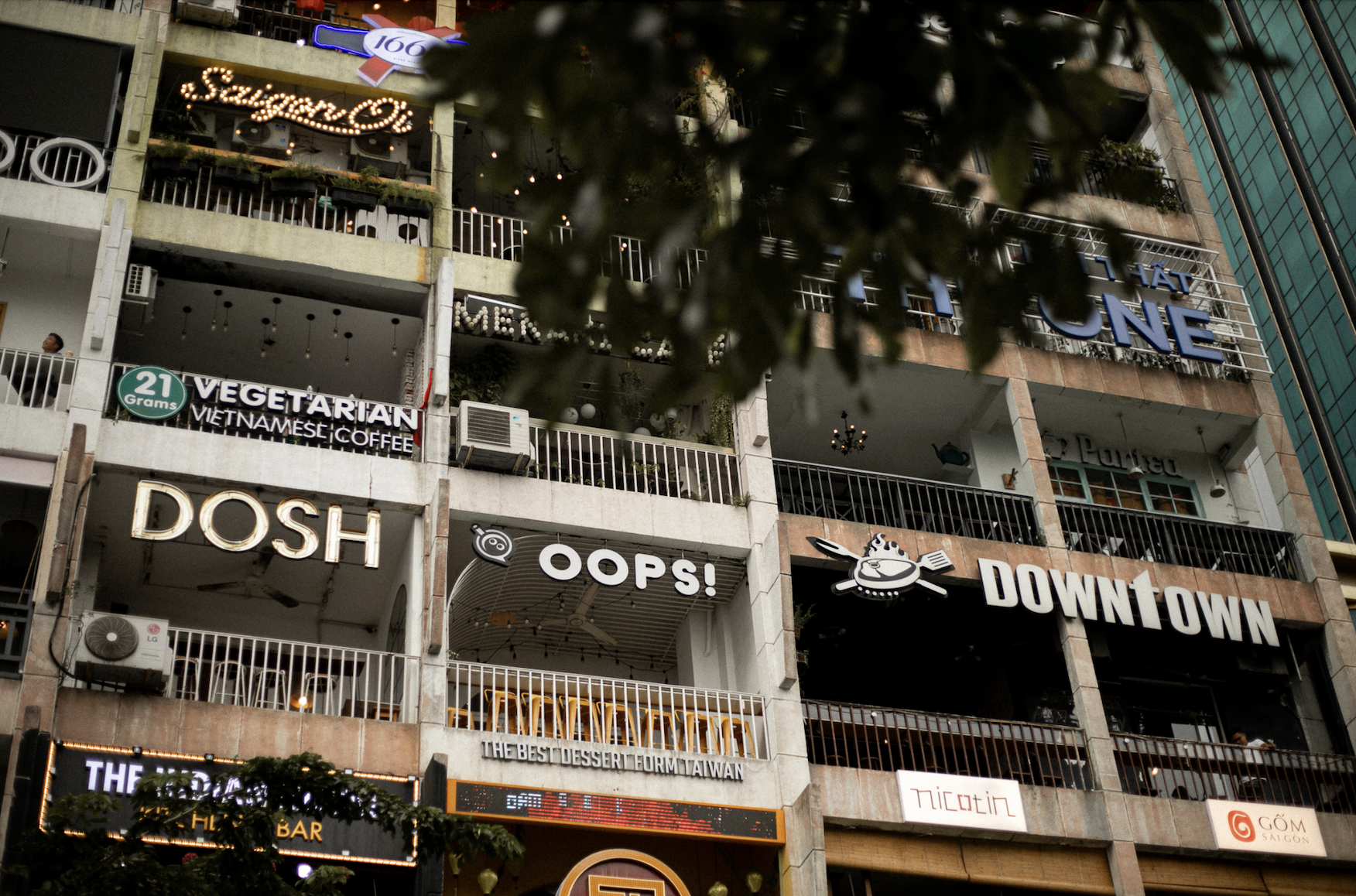 Chung cư 66 năm tuổi ở phố đi bộ Nguyễn Huệ từng lên báo Mỹ: Diện mạo sau chỉnh trang lạ lẫm, nhìn ảo như A.I- Ảnh 4.