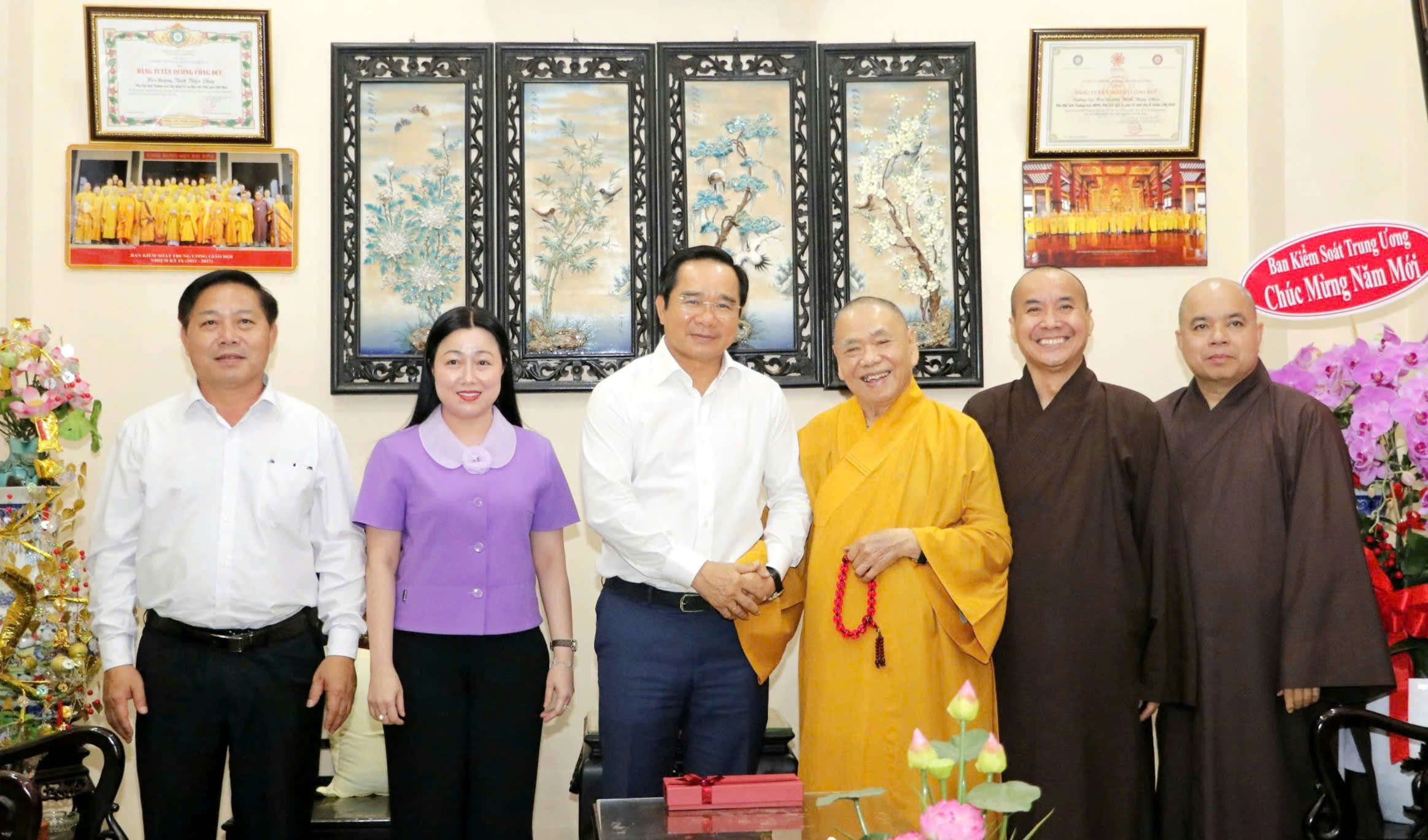 Chủ tịch UBND TPHCM thăm, chúc Tết tôn giáo - Ảnh 2.