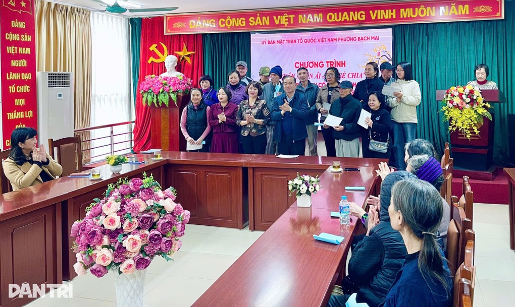 Tết Nhân ái 2026: Trao 40 suất quà tại phường Bạch Mai - 3