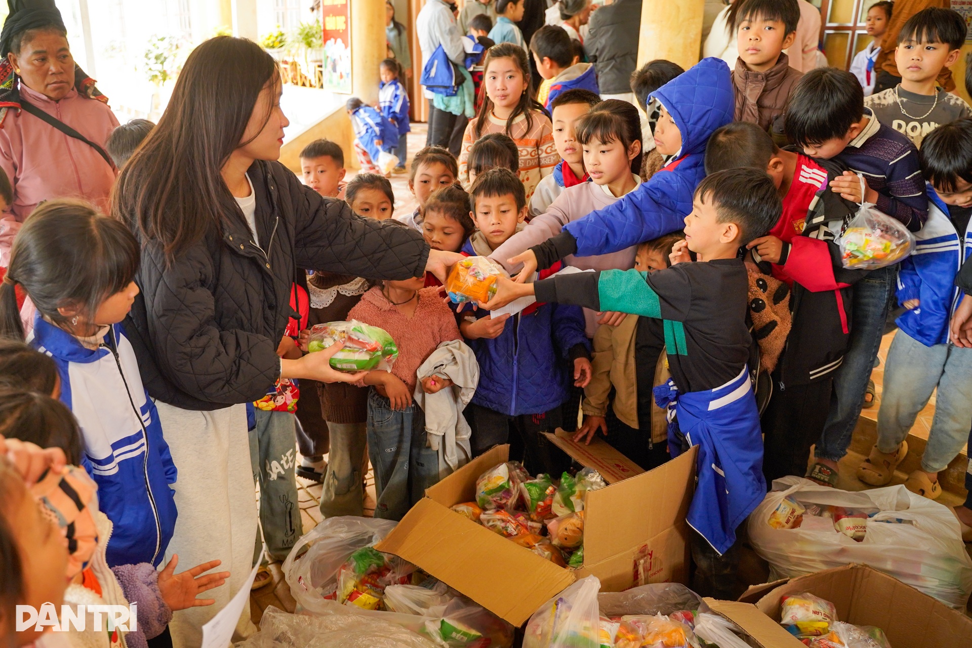 Nhờ tấm lòng của bạn đọc, bà con xã nghèo vùng biên Sơn La an tâm đón Tết - 5