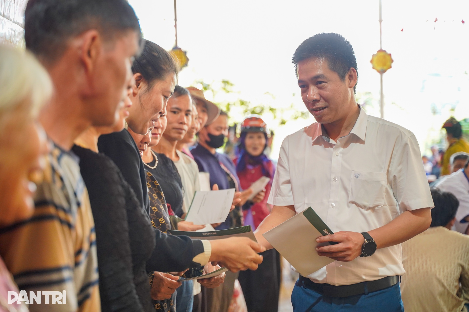 Nhờ tấm lòng của bạn đọc, bà con xã nghèo vùng biên Sơn La an tâm đón Tết - 13