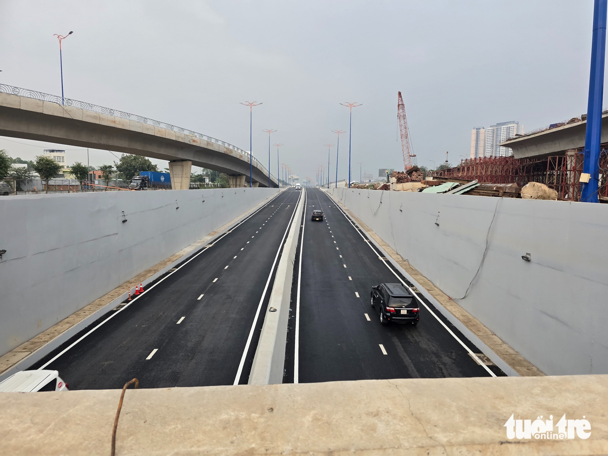 Người dân về quê chiều 24 Tết: Nút giao An Phú thoáng nhờ có hầm chui, quanh sân bay ùn ứ - Ảnh 4.