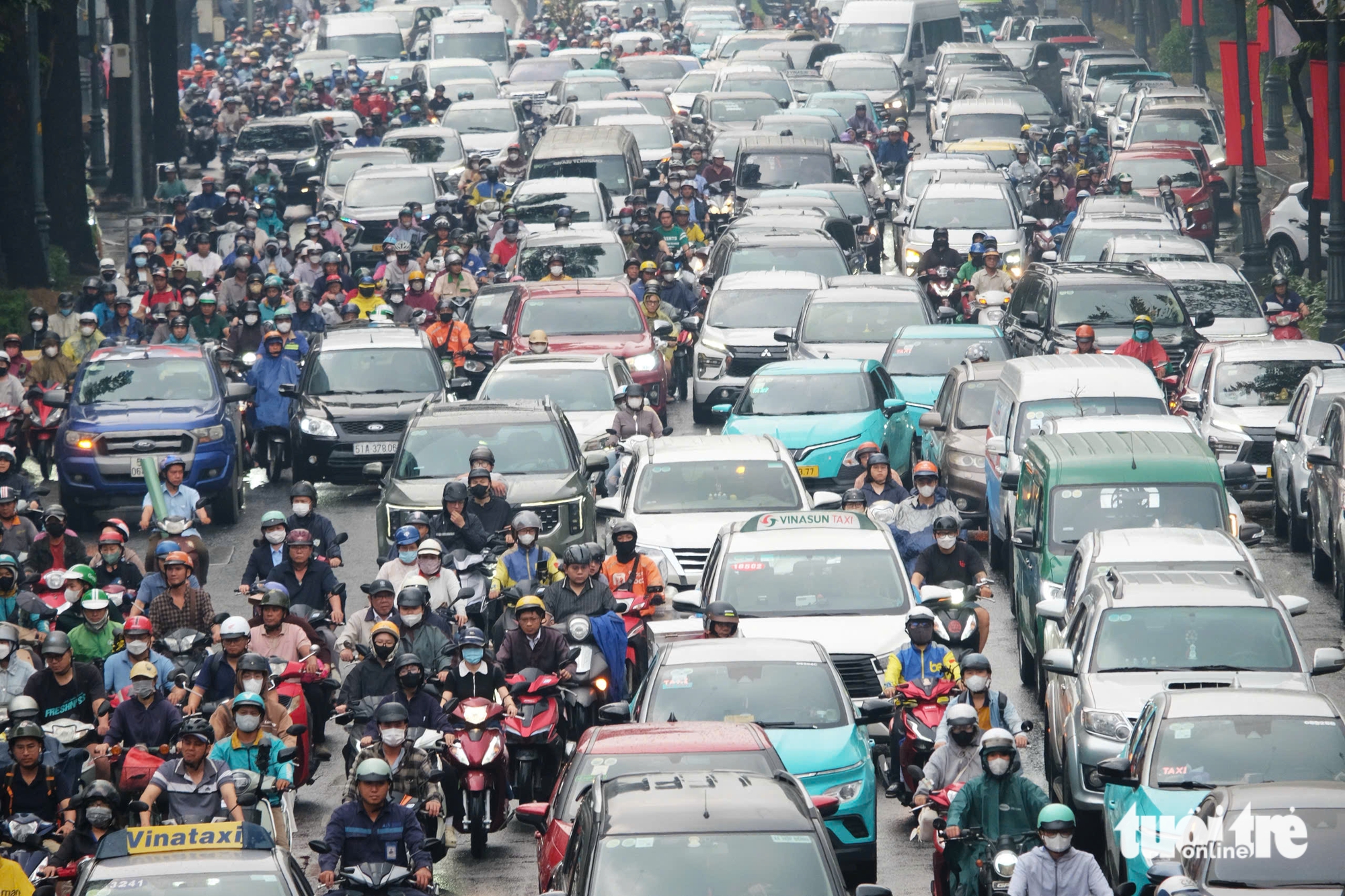 Người dân về quê chiều 24 Tết: Nút giao An Phú thoáng nhờ có hầm chui, quanh sân bay ùn ứ - Ảnh 7.