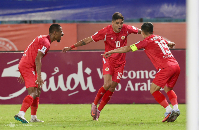 Quang Hải (phải) ăn mưnfg cùng Leo Artur (giữa) và Cao Pendant Quang Vinh (trái) sau khi hoàn tất cú đúp. Ảnh: Hoàng Huynh