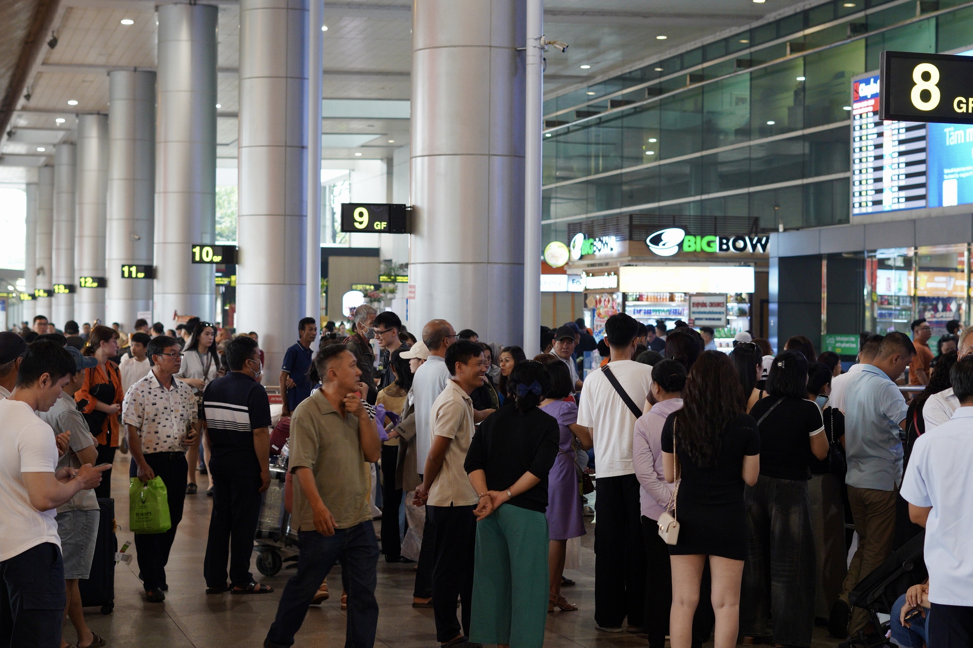 27 tiếng bay chỉ để ôm nhau một cái: Sân bay Tân Sơn Nhất nghẹn ngào ngày đón người thân về ăn Tết- Ảnh 2.