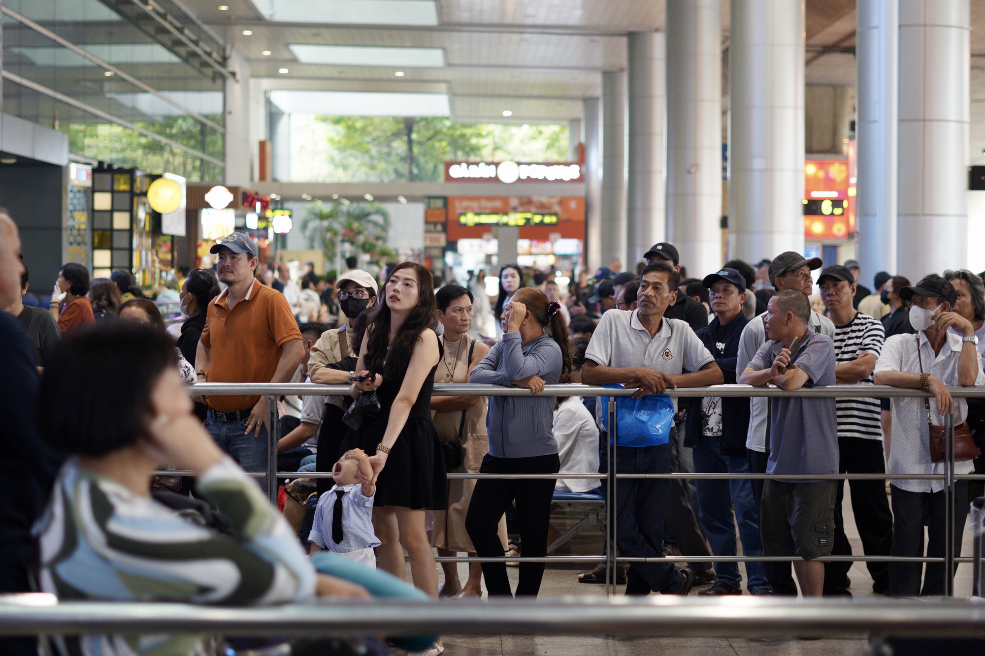 27 tiếng bay chỉ để ôm nhau một cái: Sân bay Tân Sơn Nhất nghẹn ngào ngày đón người thân về ăn Tết- Ảnh 3.