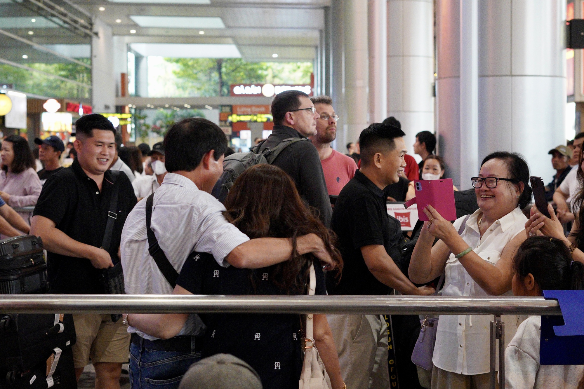 27 tiếng bay chỉ để ôm nhau một cái: Sân bay Tân Sơn Nhất nghẹn ngào ngày đón người thân về ăn Tết- Ảnh 12.