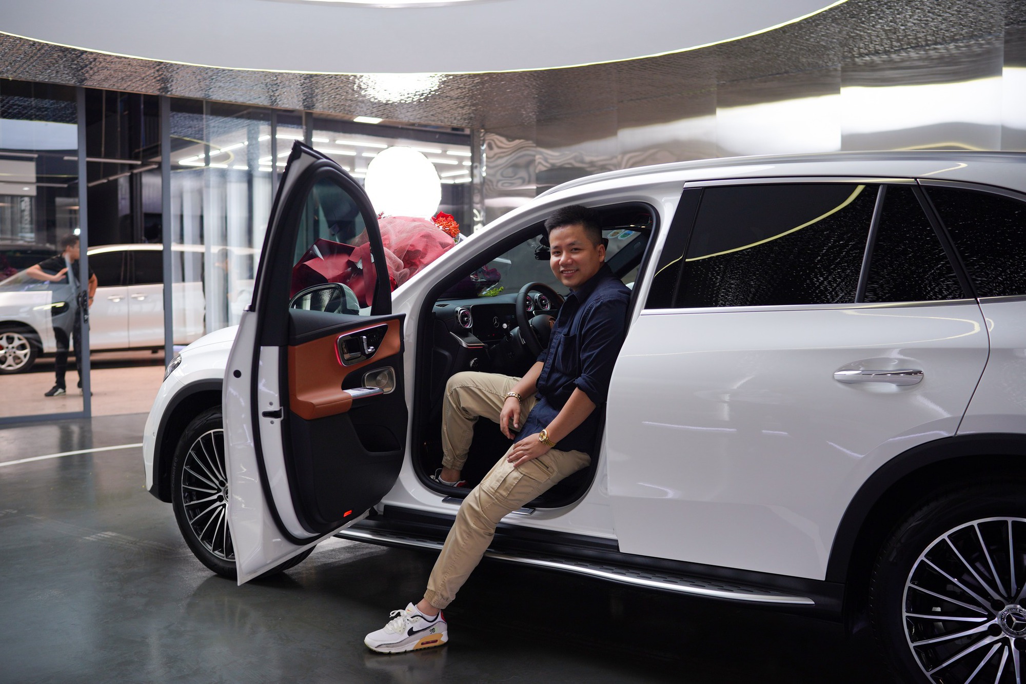 Nhìn lại dàn xe của Khoa Pug trước khi tuyên bố phá sản: Từ Camry ‘máy V6’ độc lạ tại Mỹ đến cặp đôi Mercedes-Benz hơn 4 tỷ đồng tại Việt Nam- Ảnh 5.