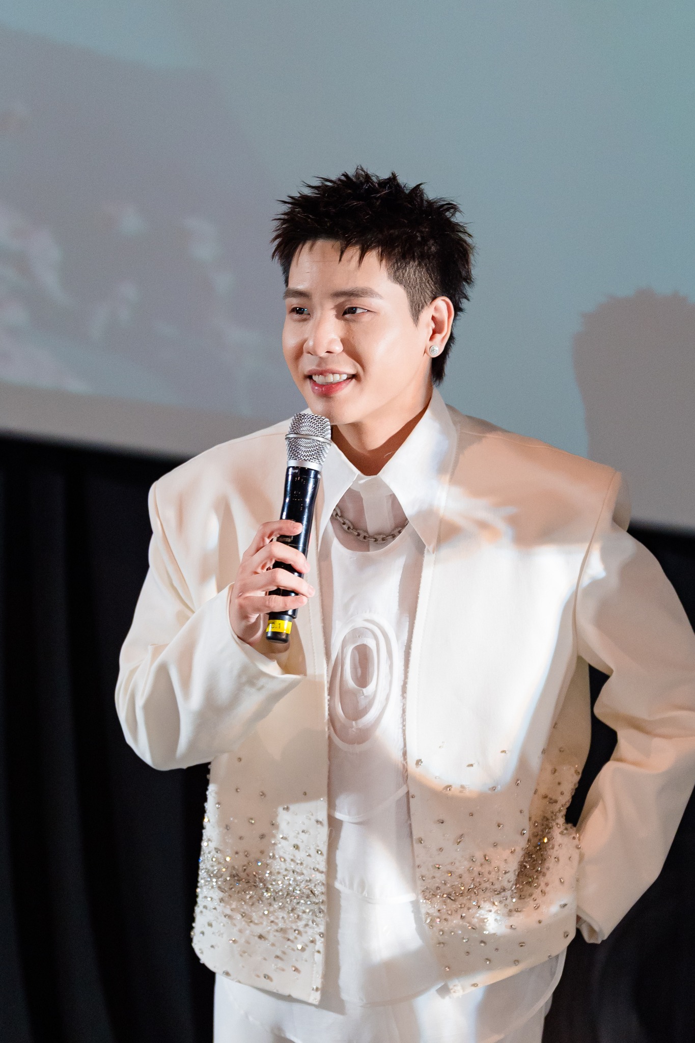 Việt Nam có ca sĩ gây bão sự kiện văn hóa - nghệ thuật quốc tế: Visual giọng hát miễn chê, làm gì cũng viral rần rần- Ảnh 2.