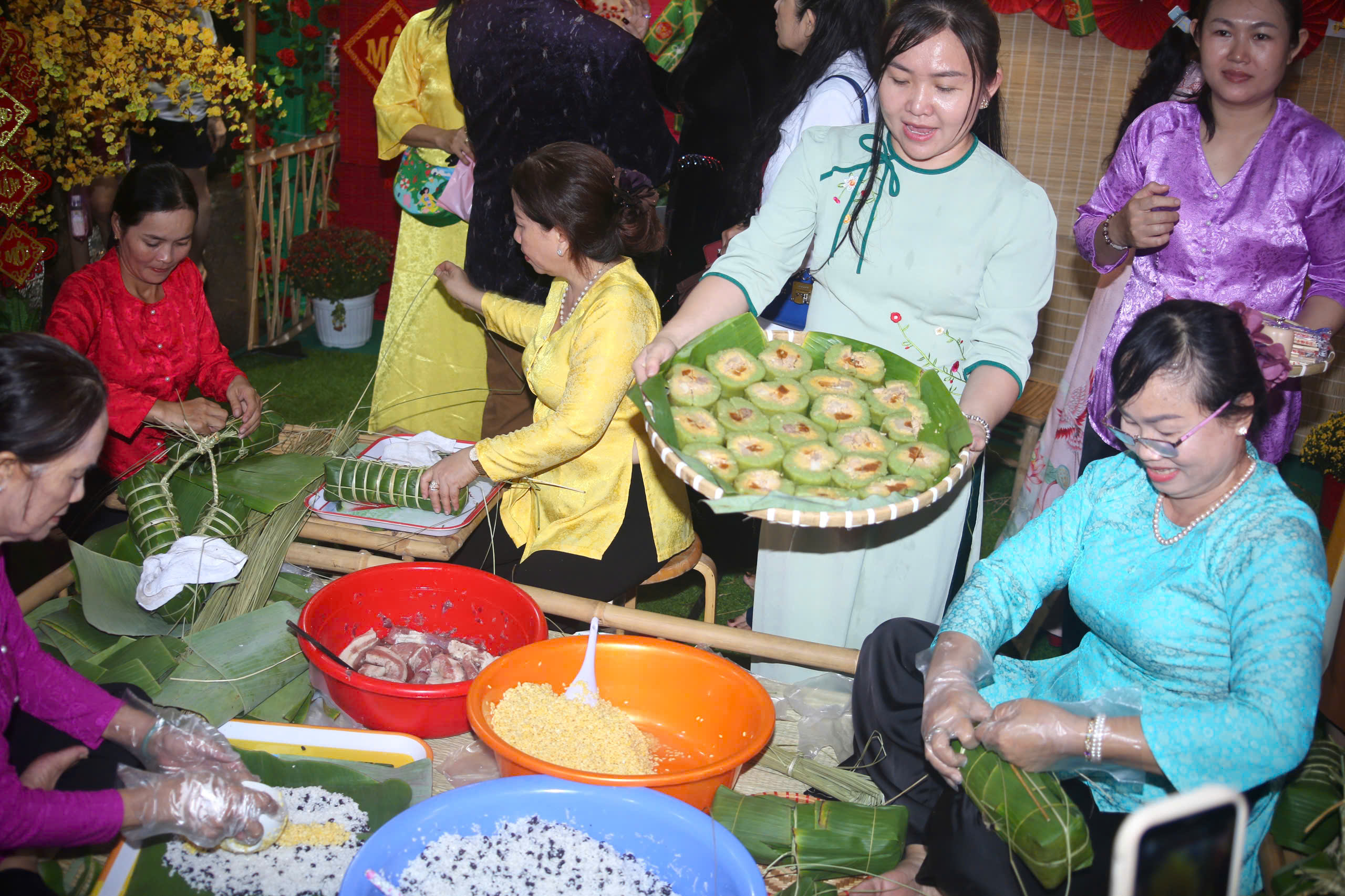 TPHCM: Khai mạc Chợ hoa Tết Bình Đông - Xuân Bính Ngọ 2026 - Ảnh 9.