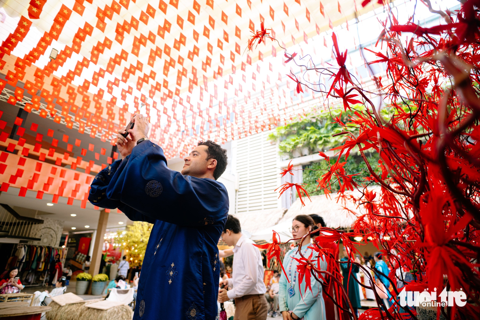 Tết Việt đầu tiên 'chạm' vào cảm xúc của Tổng lãnh sự Pháp tại TP.HCM - Ảnh 5.