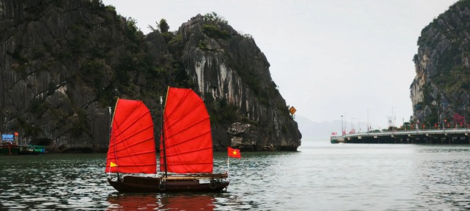 Những chiếc thuyền buồm lướt trên mặt vịnh làm sống lại ký ức của nhiều người dân địa phương. Ảnh: changgg_oiwiiiiiii