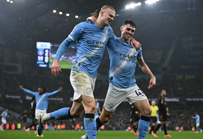 Erling Haaland (trái) mừng bàn với Phil Foden. Ảnh: AFP