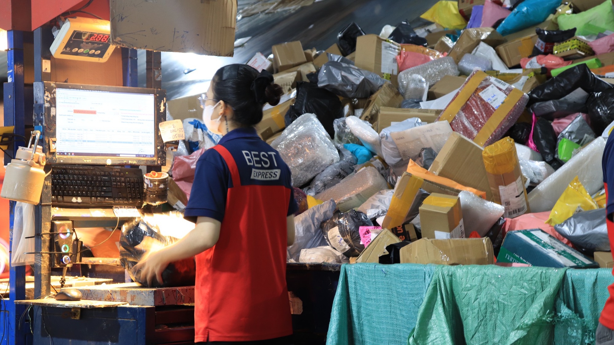 Ngành bận rộn nhất dịp cao điểm tết- Ảnh 2.