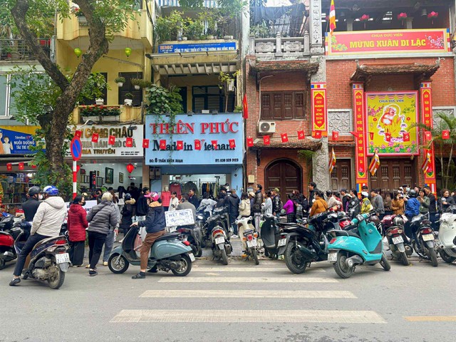 “Truyền thuyết” ngày 24 Tết ở Hà Nội: Phải “có căn” lắm mới mua được nem chua Trần Công Châu- Ảnh 2.