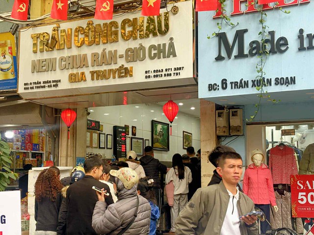 “Truyền thuyết” ngày 24 Tết ở Hà Nội: Phải “có căn” lắm mới mua được nem chua Trần Công Châu- Ảnh 3.