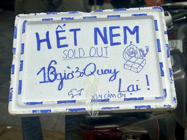 “Truyền thuyết” ngày 24 Tết ở Hà Nội: Phải “có căn” lắm mới mua được nem chua Trần Công Châu- Ảnh 4.