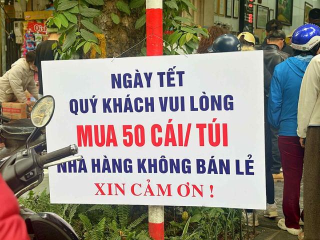 “Truyền thuyết” ngày 24 Tết ở Hà Nội: Phải “có căn” lắm mới mua được nem chua Trần Công Châu- Ảnh 5.