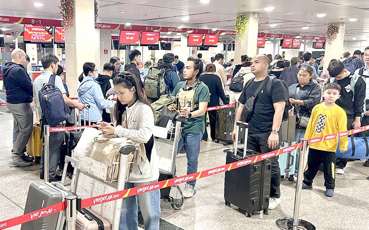 Bay mùa Tết, đừng 'khóa mình' vào hàng dài - Ảnh 3.