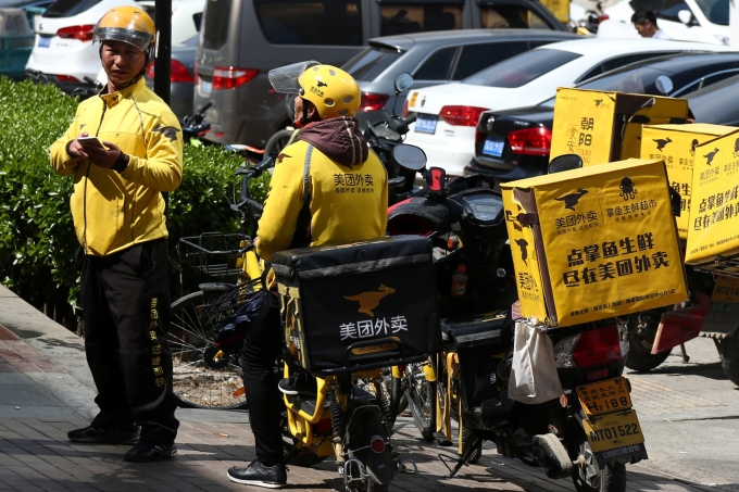Tài xế giao đồ ăn của Meituan tại Bắc Kinh, Trung Quốc. Ảnh: Reuters