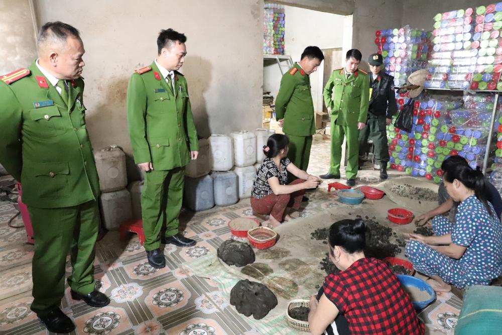 Đồng loạt khám xét 6 địa điểm ở 2 tỉnh trong chuyên án thuốc giả quy mô lớn, bắt Đoàn Thị Lam SN 1972- Ảnh 10.