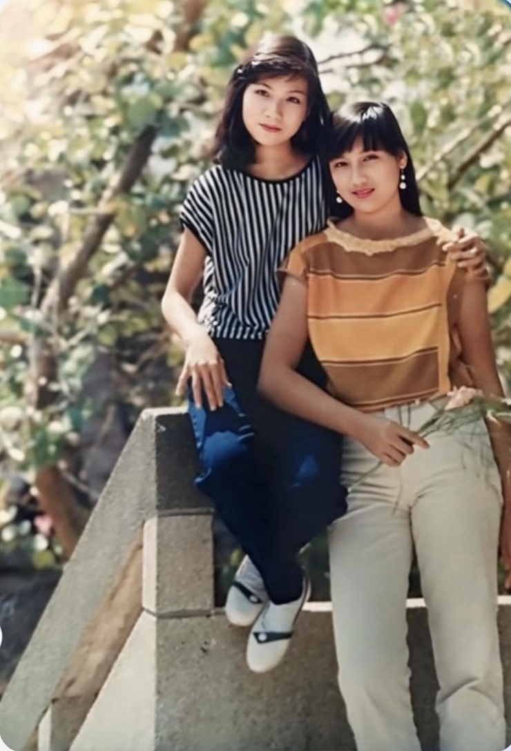 Hiền Mai (phải) chụp ảnh kỷ niệm cùng bạn thân quen nhau từ ngày học lớp 8 vào năm lớp 12.