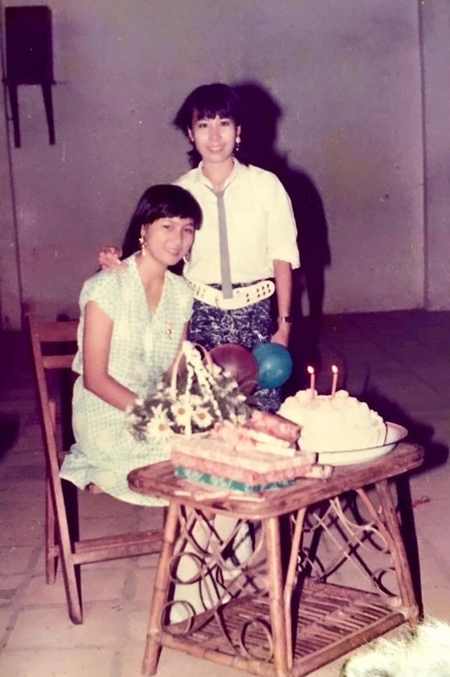 Hiền Mai (ngồi) đón sinh nhật tuổi 20.