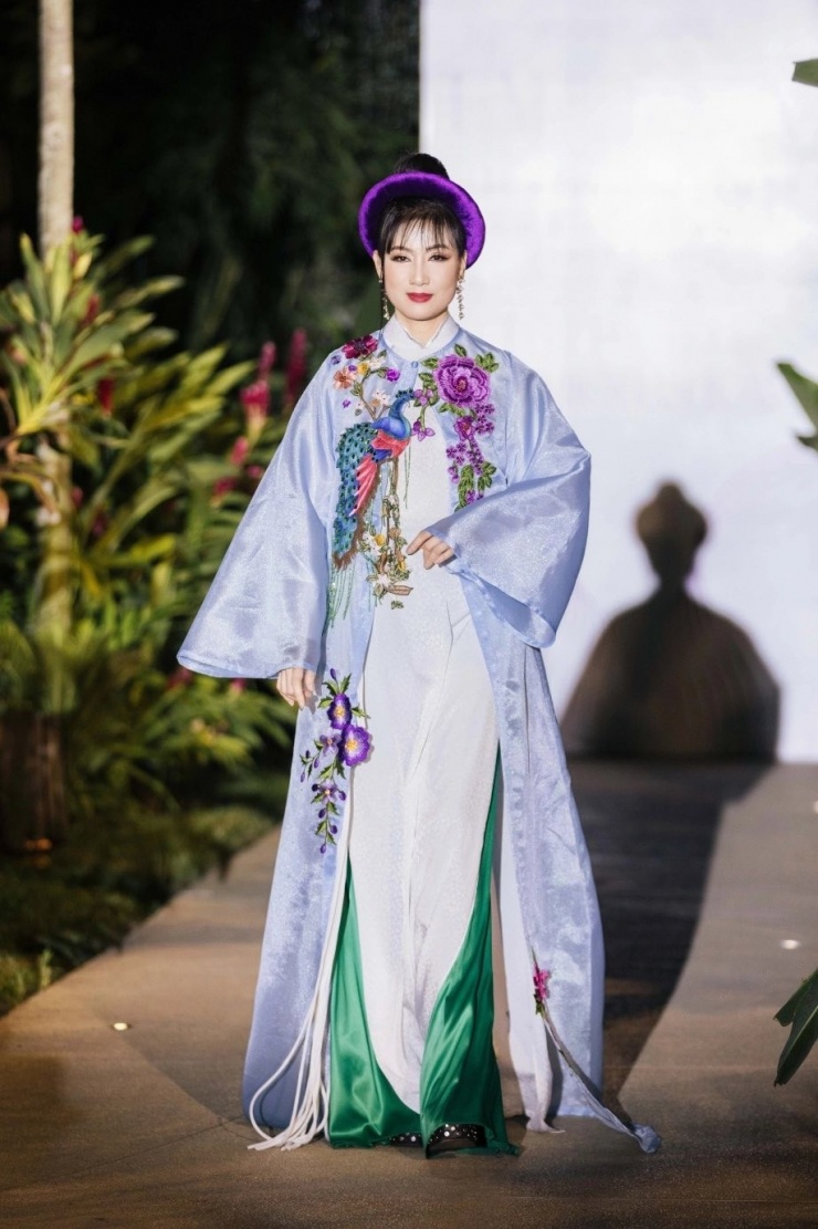 Ở tuổi 59, Hiền Mai hạn chế đóng phim, chủ yếu dành thời gian vun vén cho tổ ấm nhỏ. Người đẹp vẫn đều đặn tham gia sự kiện, chương trình giải trí. Cuối năm 2025, Hiền Mai bước lên sàn runway, thể hiện bộ sưu tập áo dài của nhà thiết kế Võ Việt Chung.