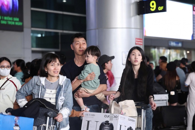So với những năm trước, cảnh cả gia đình đông đủ cùng kéo nhau ra sân bay đón người thân giờ không còn phổ biến. Thay vào đó, phần lớn mỗi gia đình chỉ còn vài người đại diện hoặc đi theo những nhóm nhỏ đứng chờ người thân.