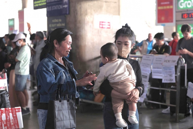 Giữa dòng người đông đúc, chị Nguyễn Thị Lan (52 tuổi, ngụ quận phường Hạnh Thông), liên tục hướng mắt về phía cửa ga đến. Dù biết giờ đáp của con trai du học sinh Australia, gia đình vẫn đến sớm 2 tiếng đồng hồ vì mong ngóng. “Ba năm rồi gia đình tôi mới được đón cháu về nhà dịp Tết. Cả nhà mong lắm. Tôi chỉ sợ kẹt xe nên đi sớm cho chắc. Nhìn bảng điện tử mà tim cứ đập liên hồi", chị Lan xúc động nói.