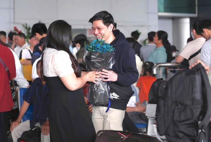 Giây phút hội ngộ sau quãng thời gian dài xa cách khiến nhiều người không giấu được niềm vui và sự xúc động. Những cái ôm thật chặt, nụ cười rạng rỡ cùng ánh mắt nghẹn ngào đã làm cho khu vực ga đến thêm phần rộn ràng trong những ngày giáp Tết.