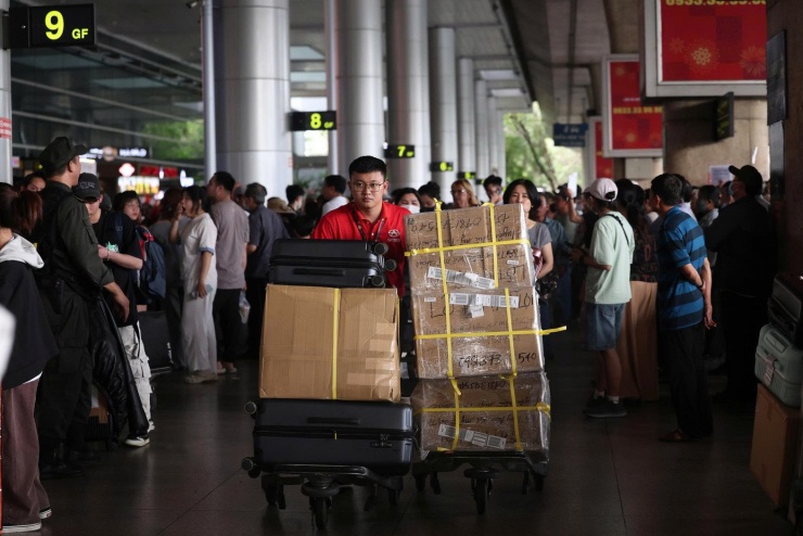 Theo kế hoạch khai thác, trong hai ngày cao điểm nhất trước Tết, tức 26 và 27 tháng Chạp, sân bay Tân Sơn Nhất dự kiến phục vụ khoảng 1.017 chuyến bay mỗi ngày. Sau kỳ nghỉ Tết, cao điểm đi lại được dự báo rơi vào mùng 6 và 7 tháng Giêng, với khoảng 1.025 chuyến bay mỗi ngày. Lượng hành khách tập trung chủ yếu ở chiều từ các địa phương trở lại TPHCM và các thành phố lớn để học tập, làm việc.