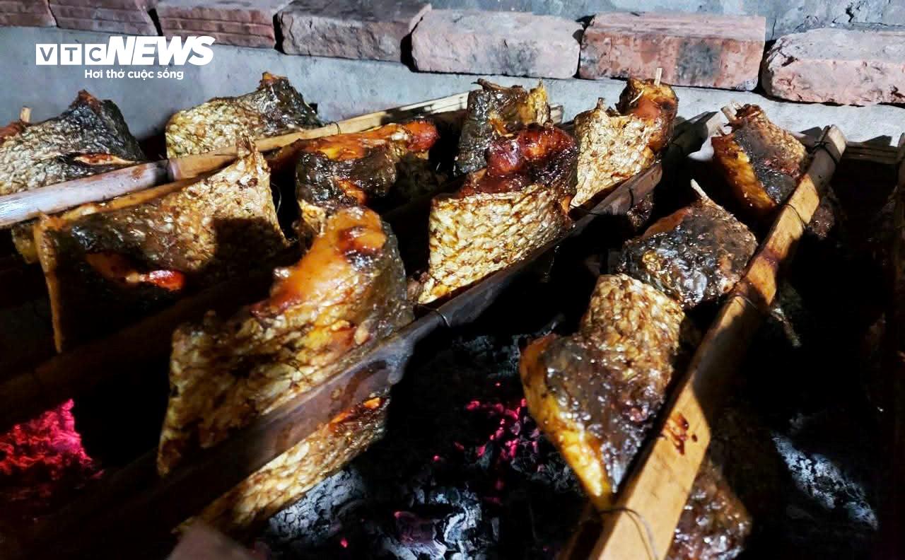 Người Hưng Yên tất bật chế biến đặc sản cá nướng Thái Xuyên phục vụ dịp Tết- Ảnh 2.