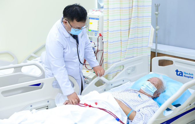 Bác sĩ Thông dặn dò ông Nam trong lần chạy thận trước kỳ nghỉ Tết. Ảnh: Phòng khám Đa khoa Tâm Anh Quận 7